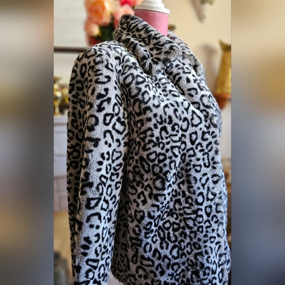 Amanda Collection women's faux leopard fur swing jacket. Size small. - Picture 3 of 12